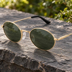 Detalhe das lentes verde-oliva e da estrutura dourada do Mionelle Viper Green