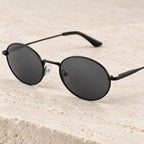 Detalhe das lentes cinza-escuras e da estrutura preta do Mionelle Viper Noir