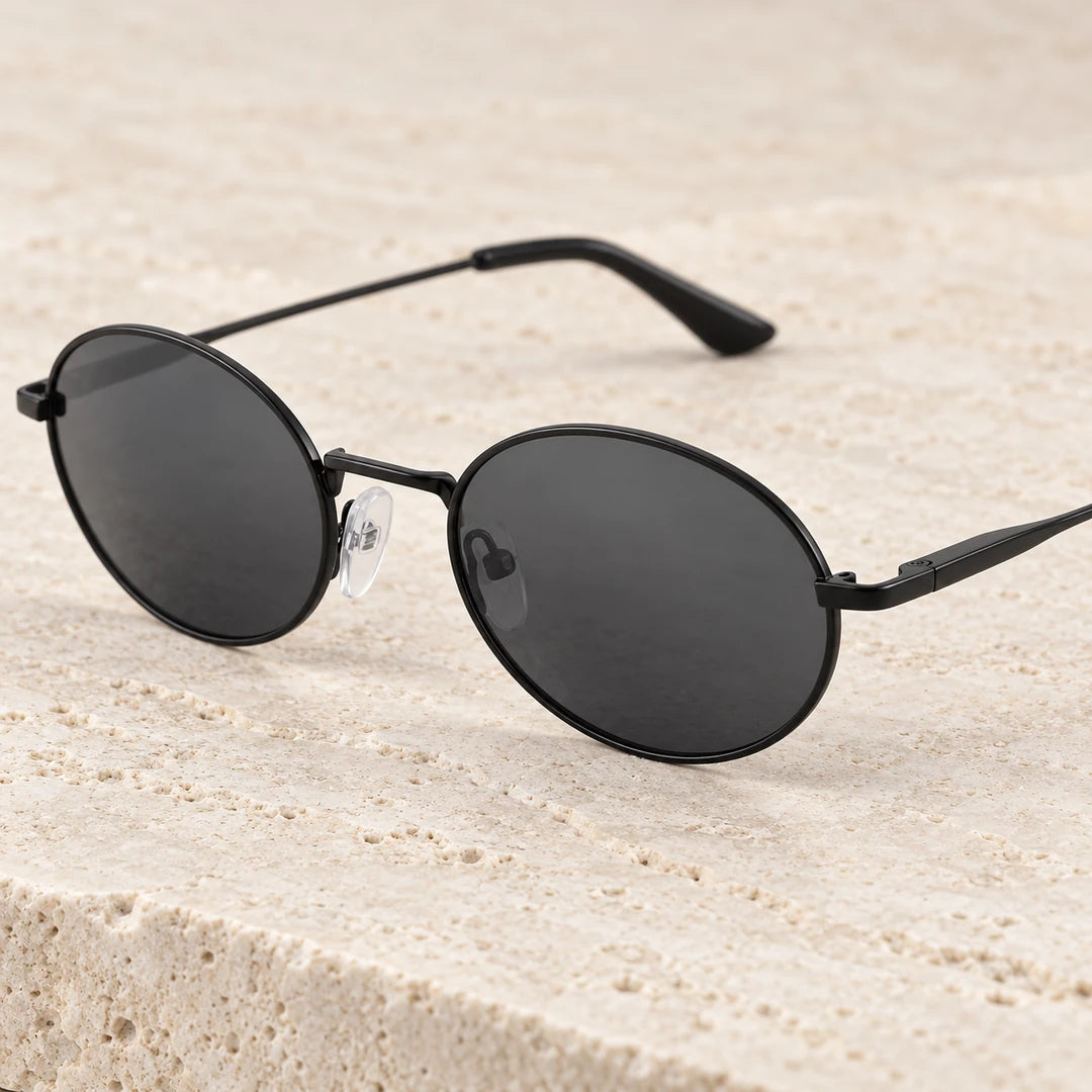 Detalhe das lentes cinza-escuras e da estrutura preta do Mionelle Viper Noir