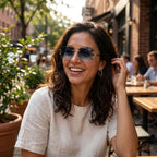 Mulher usando o Mionelle Halo Sky Blue em um café ao ar livre