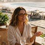 Mulher com o Mionelle Narrow Vibe Pop Yellow em um café à beira-mar