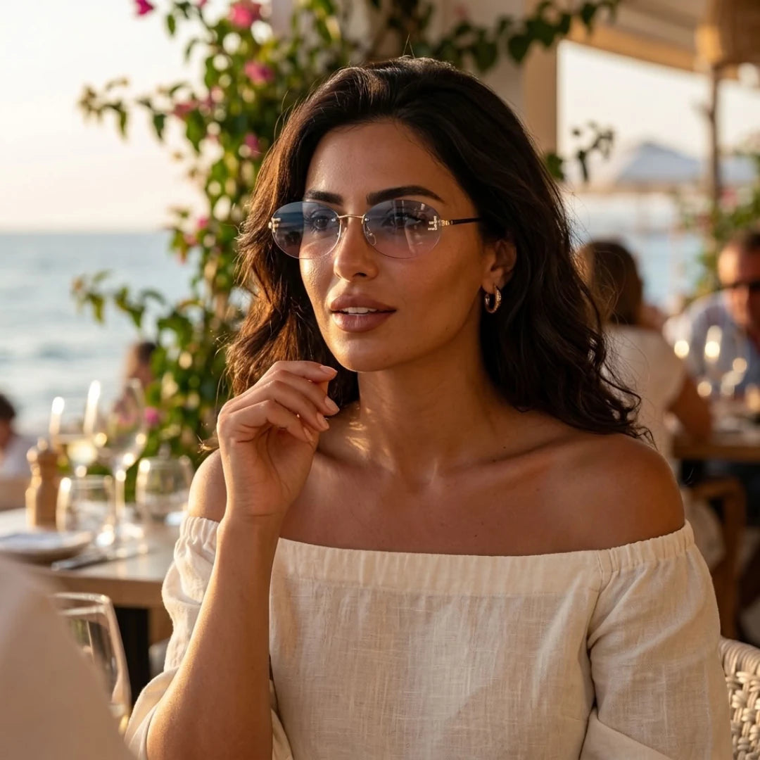 Mulher usando o Mionelle Luna Sky Blue em uma mesa ao ar livre