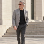 Homem usando o Mionelle Viper Bronze com blazer em ambiente urbano