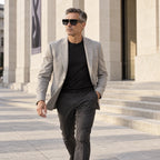 Homem usando o Mionelle Veneto Black com blazer em ambiente urbano