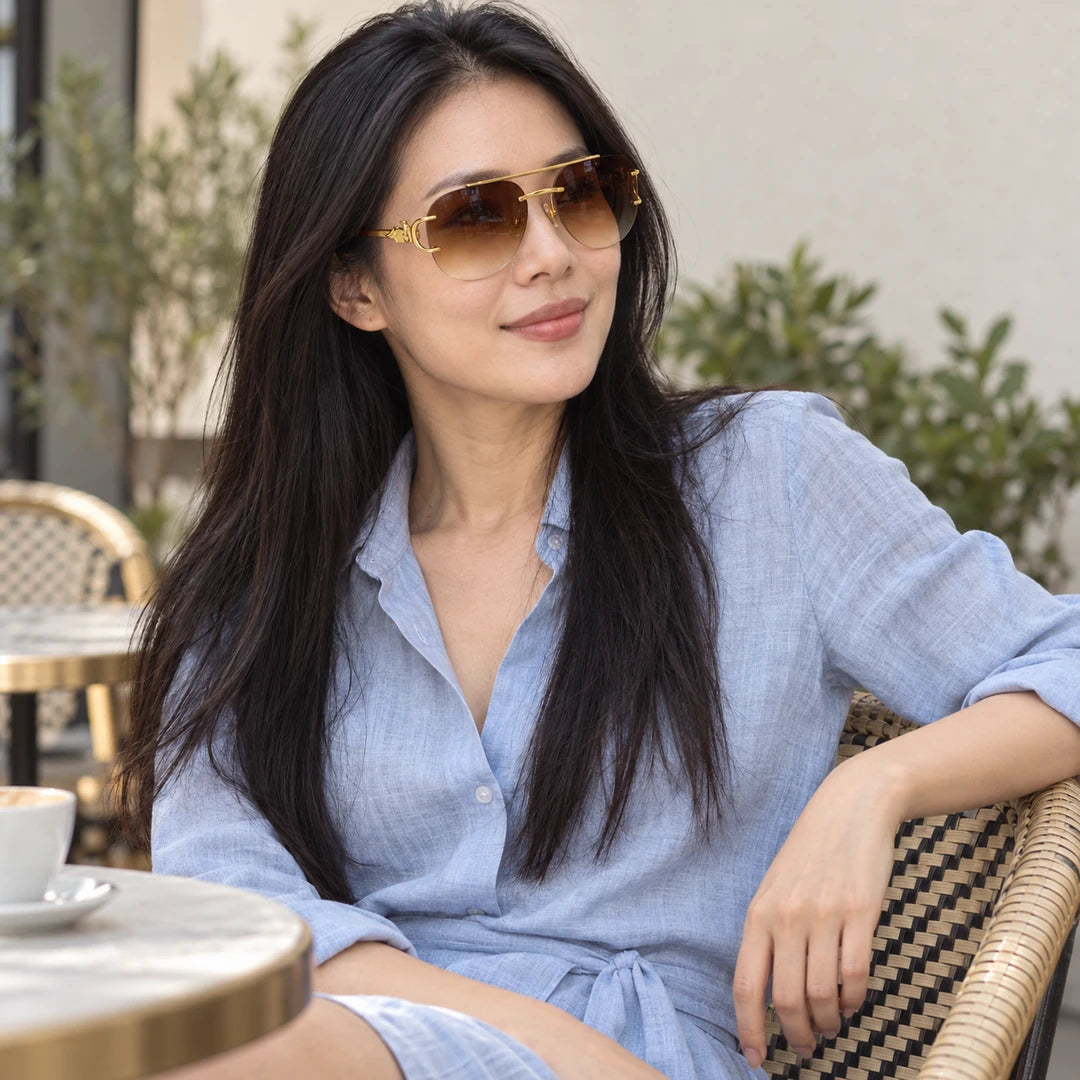 Mulher com o Mionelle Halo Brown sentada em um café ao ar livre