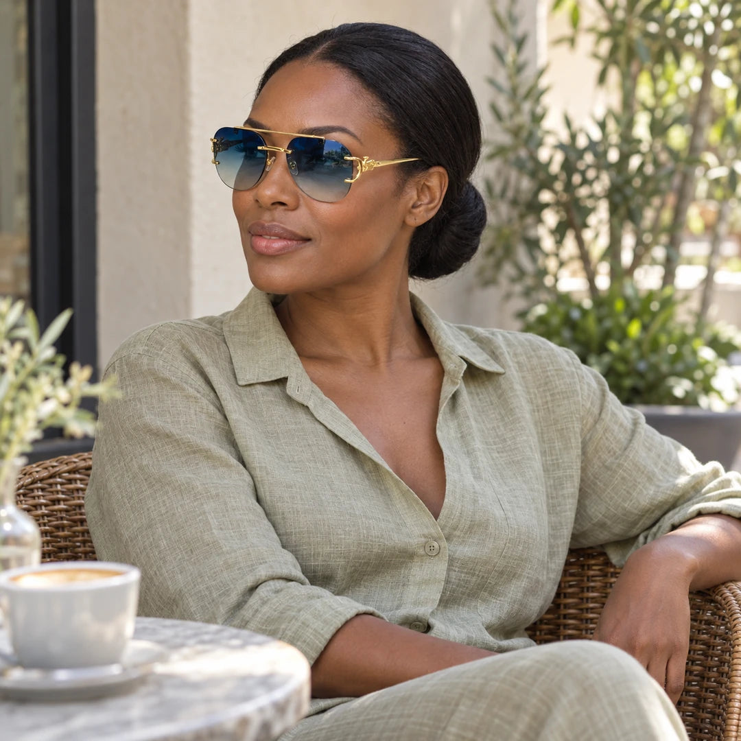 Mulher com o Mionelle Halo Sky Blue sentada em um café ao ar livre
