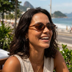 Mulher sorrindo com o Mionelle Narrow Vibe Rich Brown à beira-mar