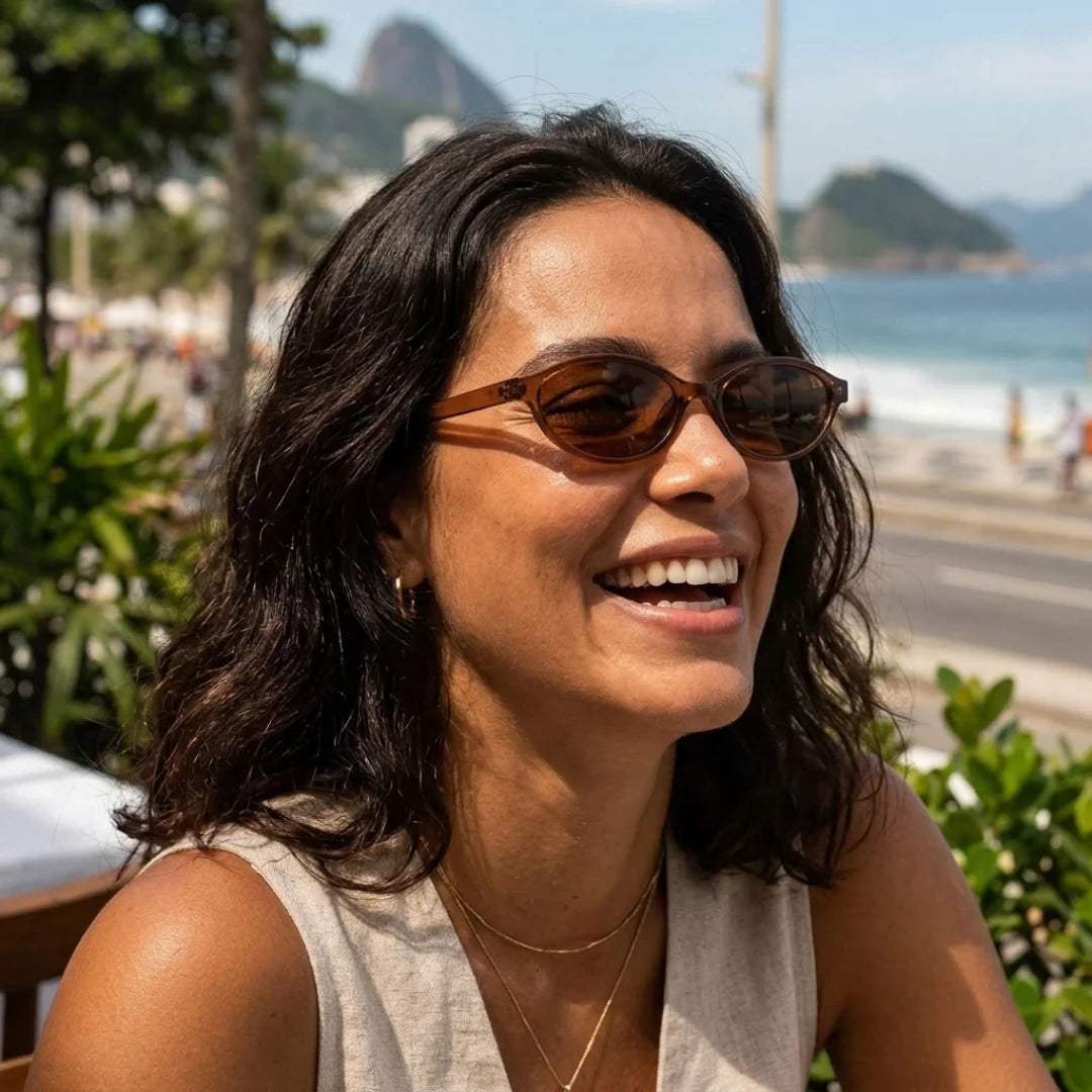 Mulher sorrindo com o Mionelle Narrow Vibe Rich Brown à beira-mar