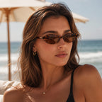 Mulher com o Mionelle Narrow Vibe Vintage Tartaruga na praia