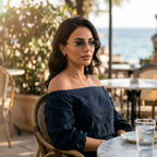 Mulher com o Mionelle Aura Sky Blue sentada em um café ao ar livre