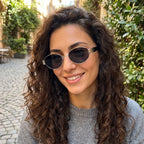 Mulher usando os óculos de sol Mionelle Selene Silver Black ao ar livre