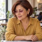 Mulher com o Mionelle Luna Pink Y2K sentada em uma mesa de café