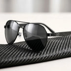 Detalhe da armação e das hastes do Mionelle Carbon All Black.