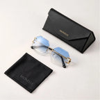 Kit Mionelle Facet Sky Blue com óculos de hastes dobradas, estojo preto e pano de microfibra preto