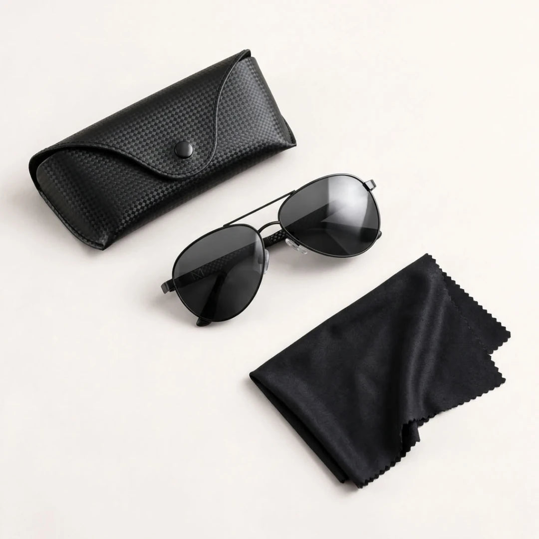 Mionelle Carbon All Black com estojo de proteção e pano de microfibra.