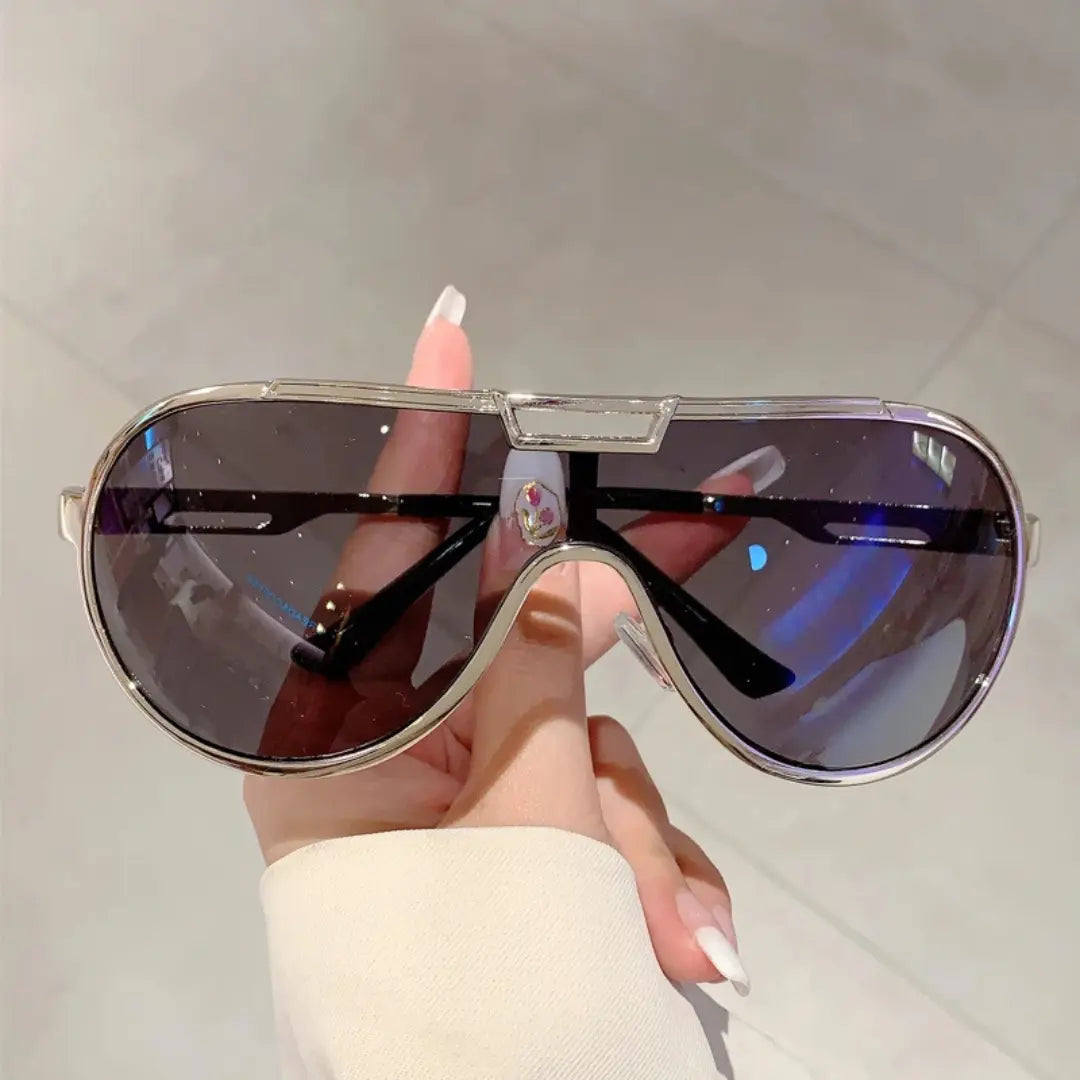 Óculos de Sol Aviador Vintage Masculino Mionelle Tesla Prata sobre uma mão feminina que esta segurando para mostrar a frente do óculos