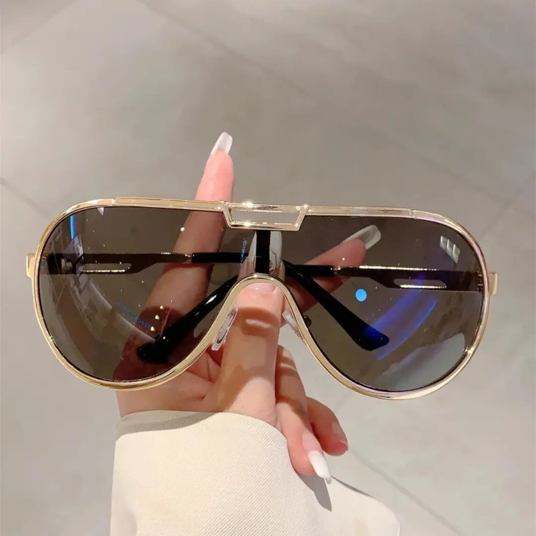 Mulher segurando o Óculos de Sol Aviador Vintage Masculino e feminino Mionelle Tesla Golden Preto Claro de frente para a camera