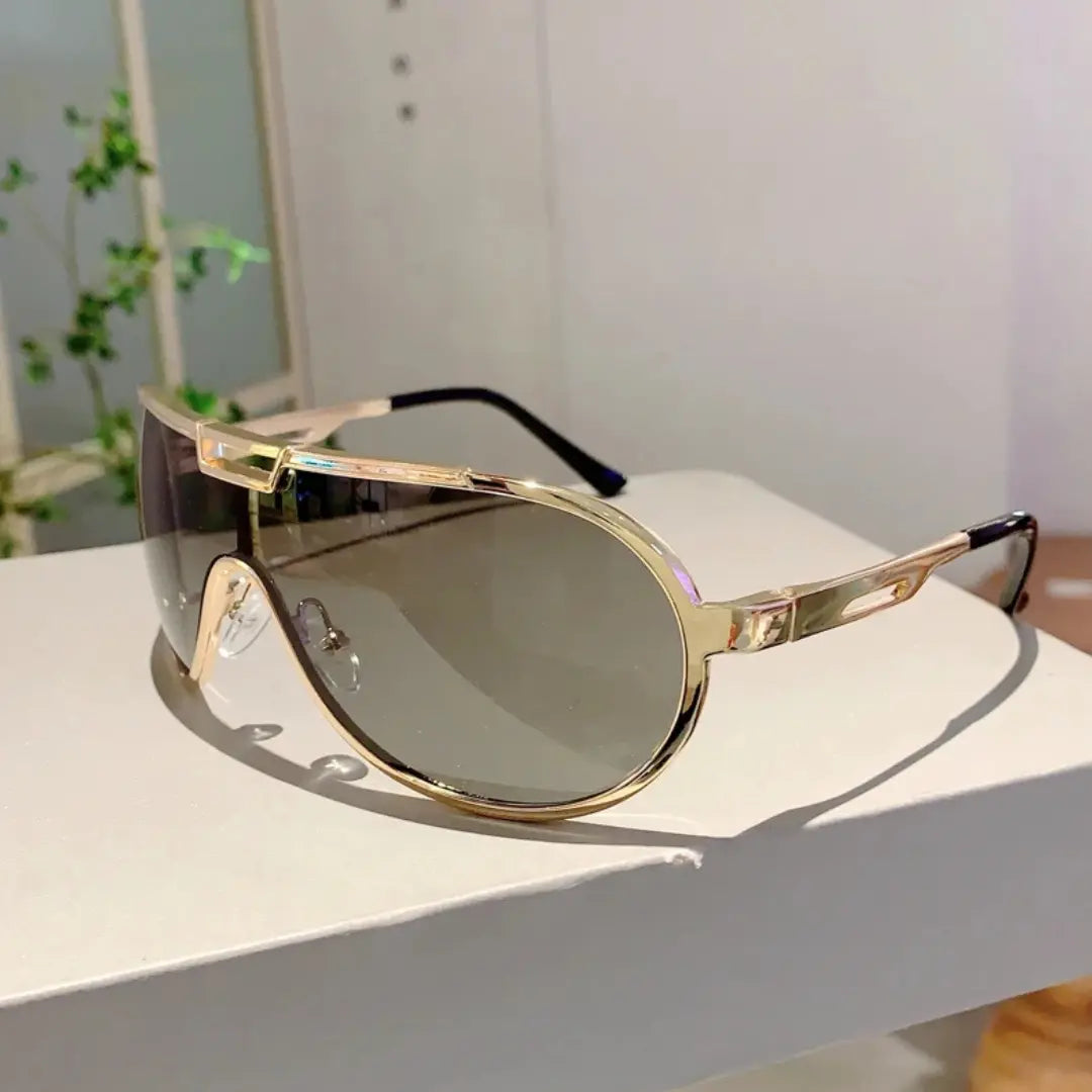 Óculos de Sol Aviador Vintage Masculino e Feminino Mionelle Tesla Golden Preto Claro sobre um balcão branco