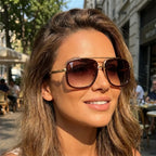 Mulher usando óculos de sol aviador Mionelle Milano brown degradê — vista frontal