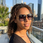Mulher usando óculos de sol aviador Mionelle Milano degradê preto — perfil
