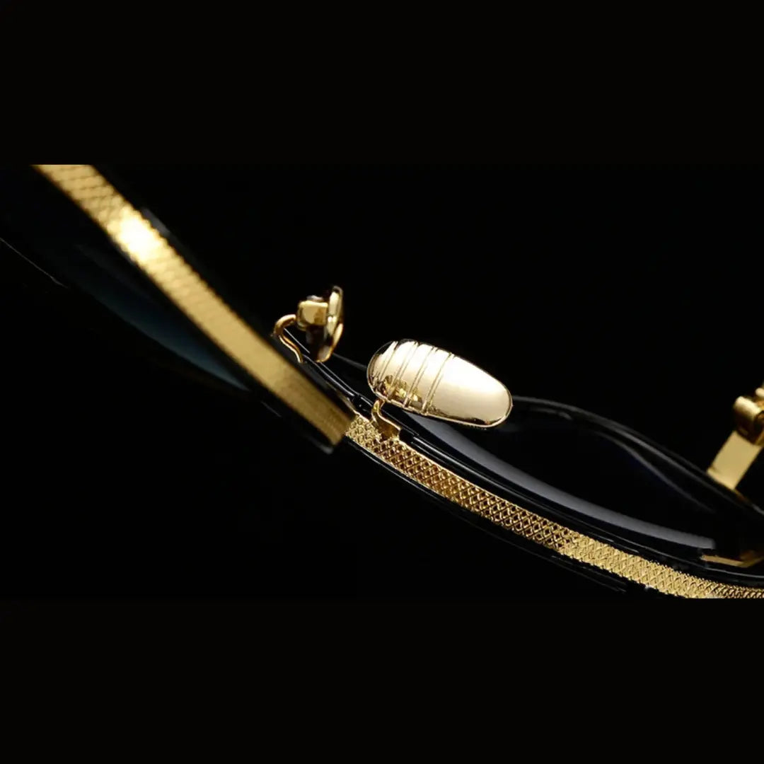 Detalhe da lente preta do óculos aviador feminino Mionelle Milano Black