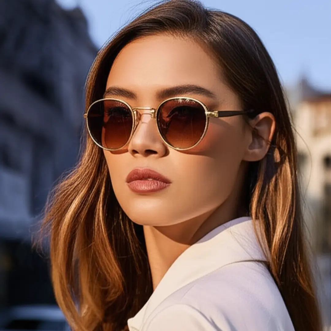 Mulher sofisticada usando o Óculos de Sol Redondo Vintage Masculino Mionelle ou Feminino Orion Marrom