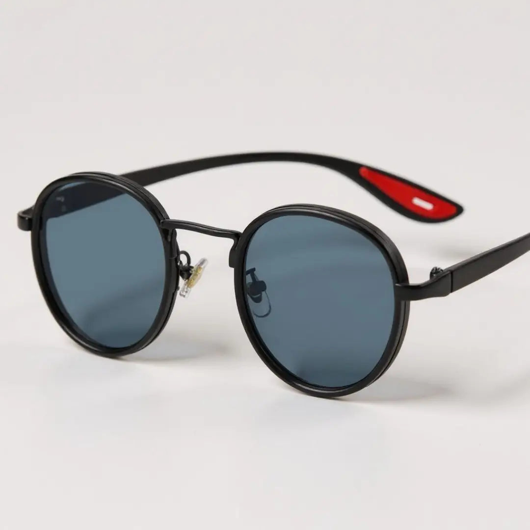 Óculos de Sol Redondo Vintage Masculino ou Feminino Mionele Orion Preto em um fundo neutro