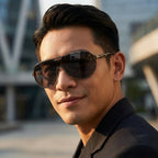 Homem usando óculos de sol aviador vintage Mionelle Tesla All Black — estilo urbano