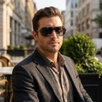 Homem usando óculos aviador vintage Mionelle Tesla All Black — ângulo lateral