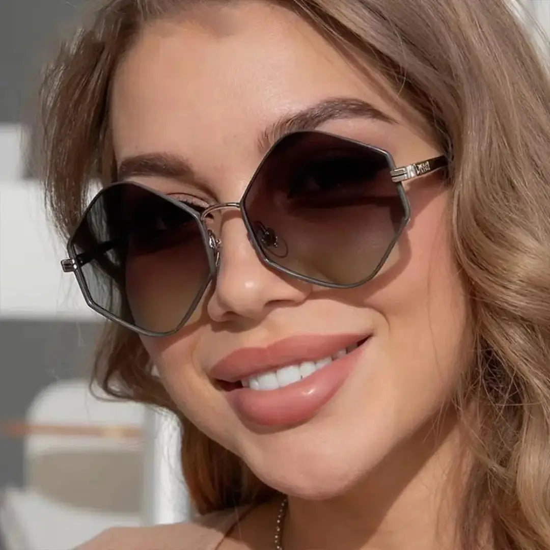 oculos-de-sol-hexagonal-feminino-marrom-mionelle-gema-ambar-2