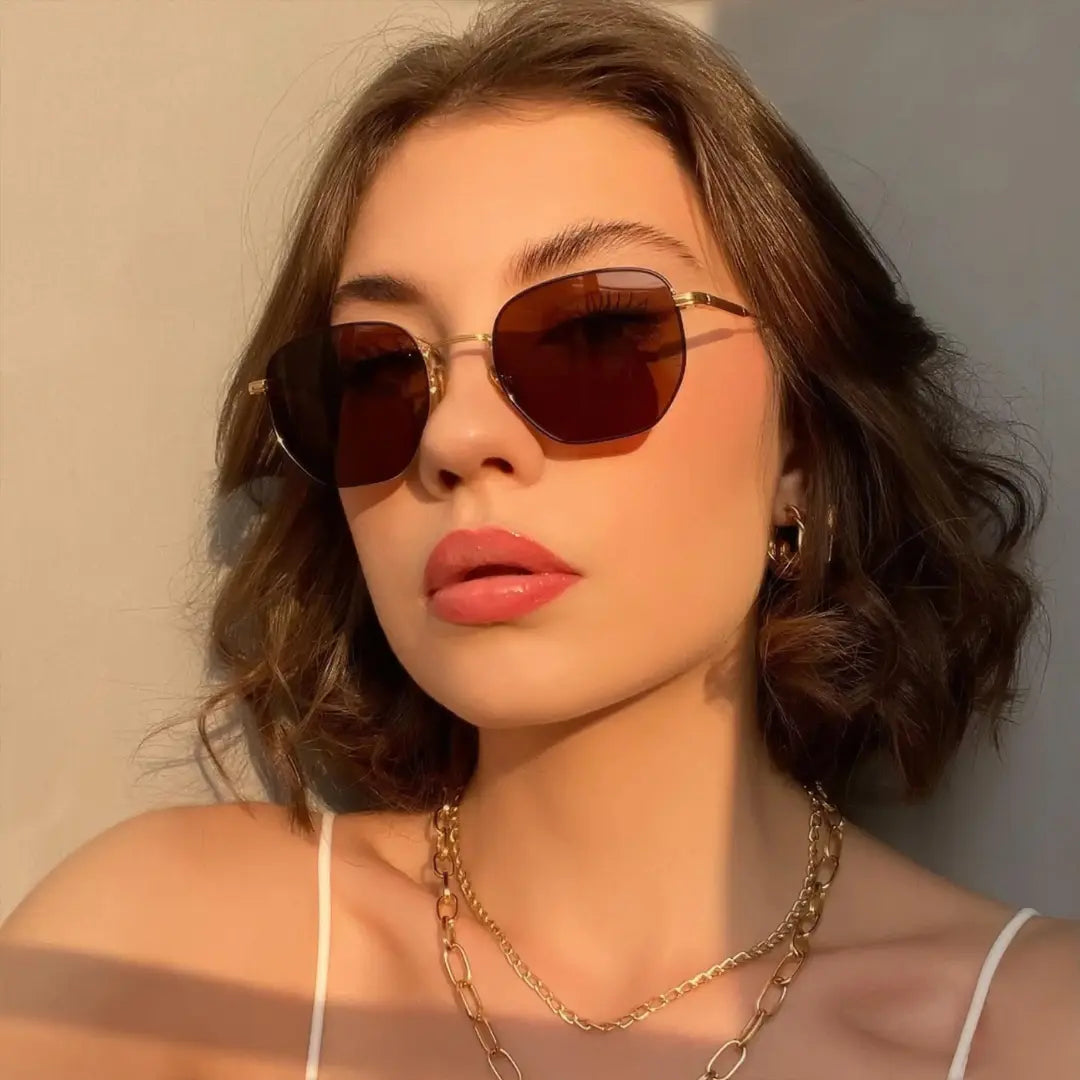 Mionelle Cosmo dourado com lentes marrons em uma cena de uso