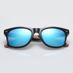 óculos de sol quadrado de madeira azul espelhado polarizado Mionelle Legado detalhe das lentes
