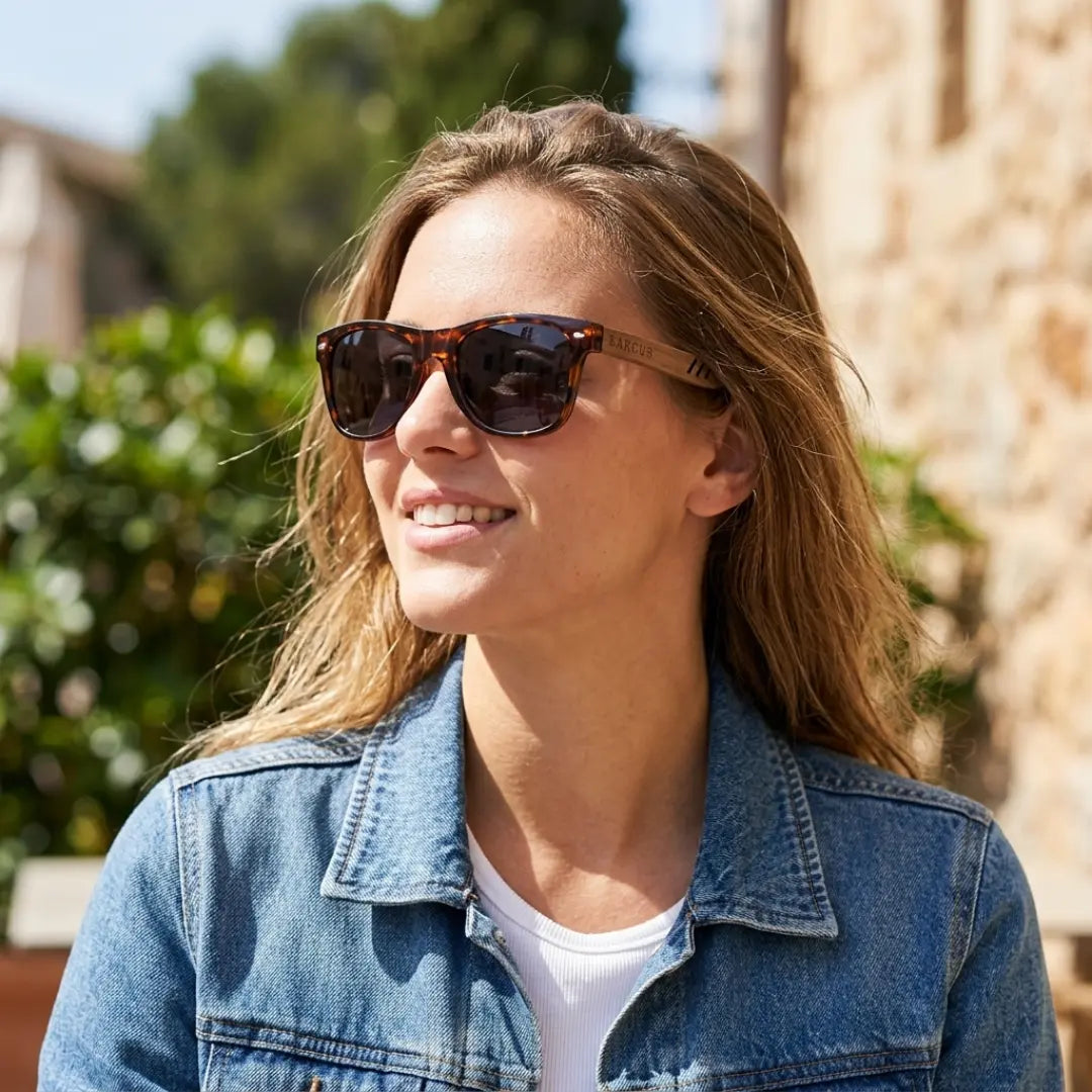 óculos de sol quadrado de madeira feminino tartaruga polarizado Mionelle Legado look