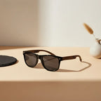 oculos-de-sol-quadrado-de-madeira-masculino-preto-polarizado-mionelle-legado-8