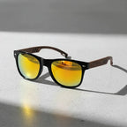 óculos de sol quadrado de madeira amarelo espelhado polarizado Mionelle Legado detalhe armacao