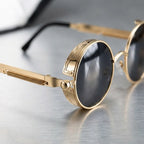 óculos de sol redondo steampunk dourado lentes pretas detalhe