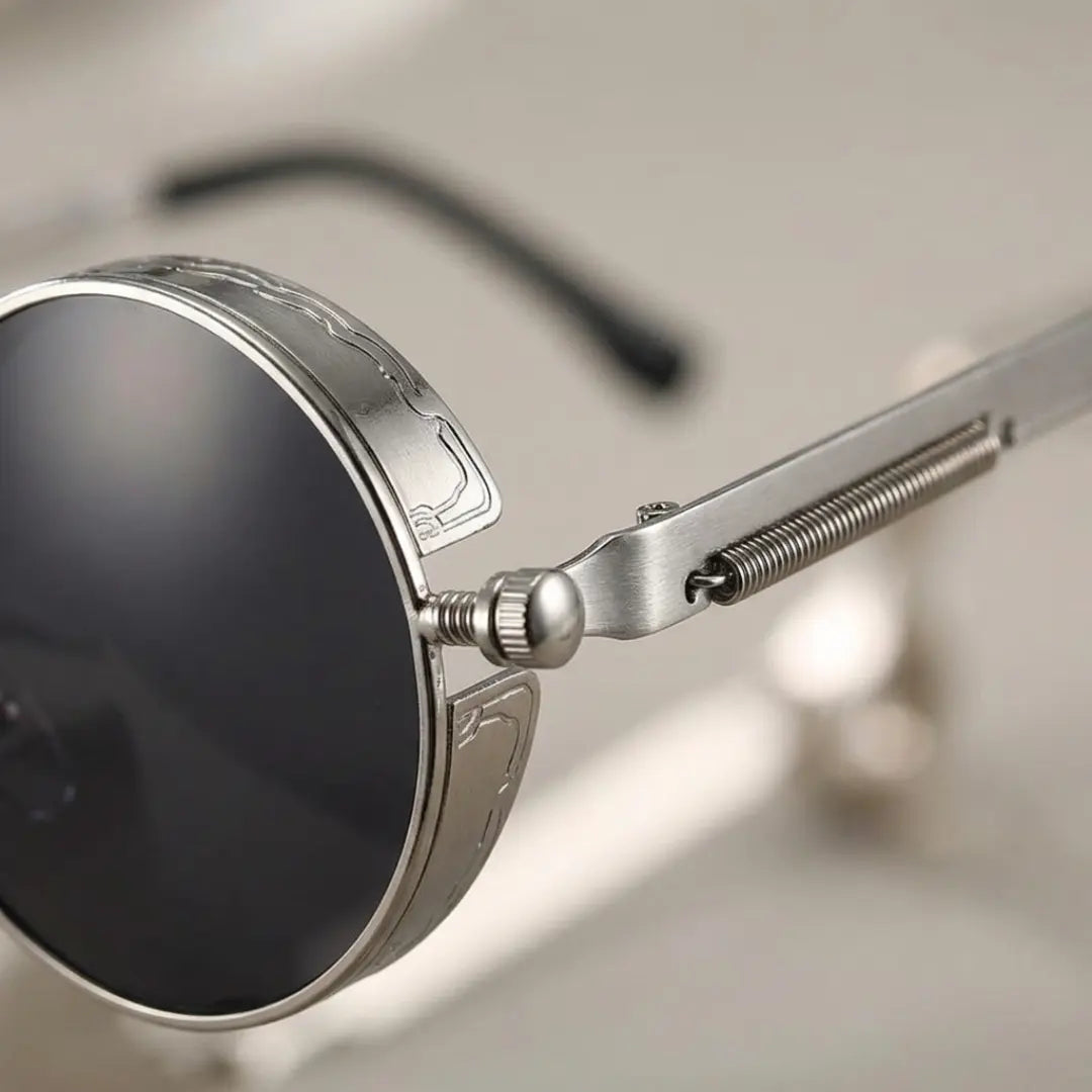 óculos de sol redondo steampunk prateado lentes pretas detalhe
