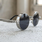 óculos de sol redondo steampunk prateado lentes pretas mionelle manifesto vintage
